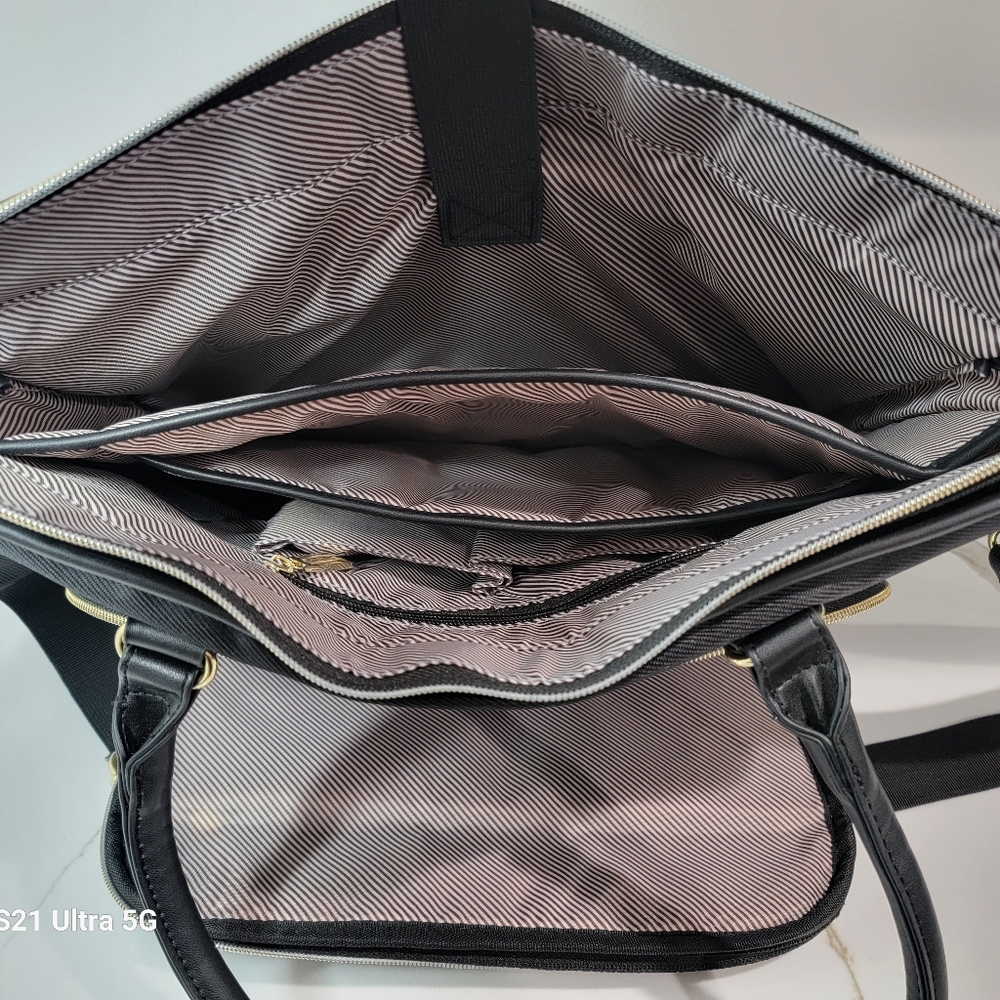 Kenneth Cole Reaction Chelsea Messenger Bag - Picture 5 of 9